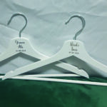 Cintre de mariage personnalisé blanc