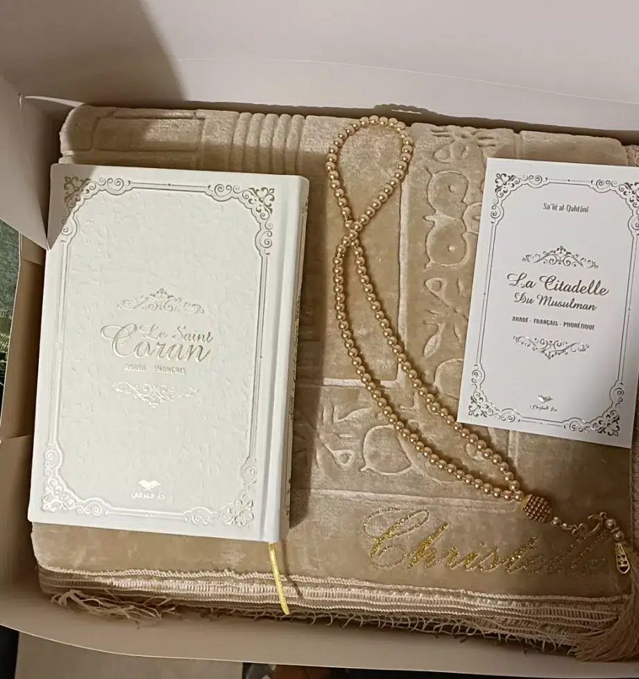 1000024437 Coffret Aid Moubarak tapis de prière personnalisée, coran, tasbih – Image 1